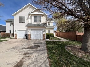 Building Photo - 3 bed, 3 bath Twin-home