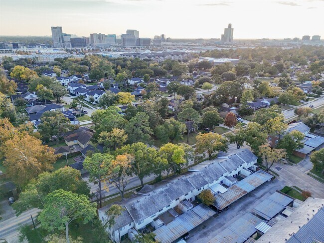 Building Photo - 9654 Westview Dr