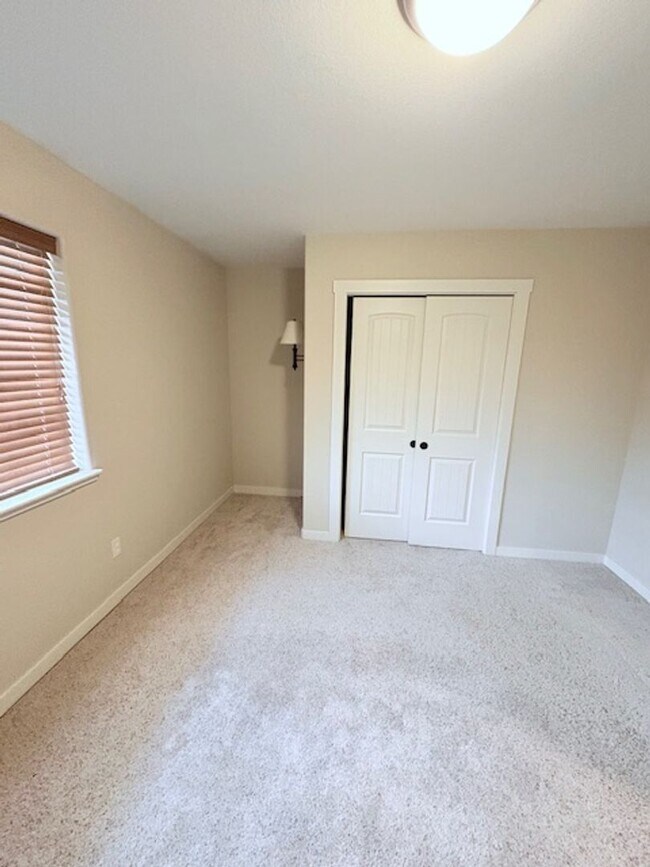 Building Photo - Stunning 3-Bedroom, 2-Bath Home with Lake Views!