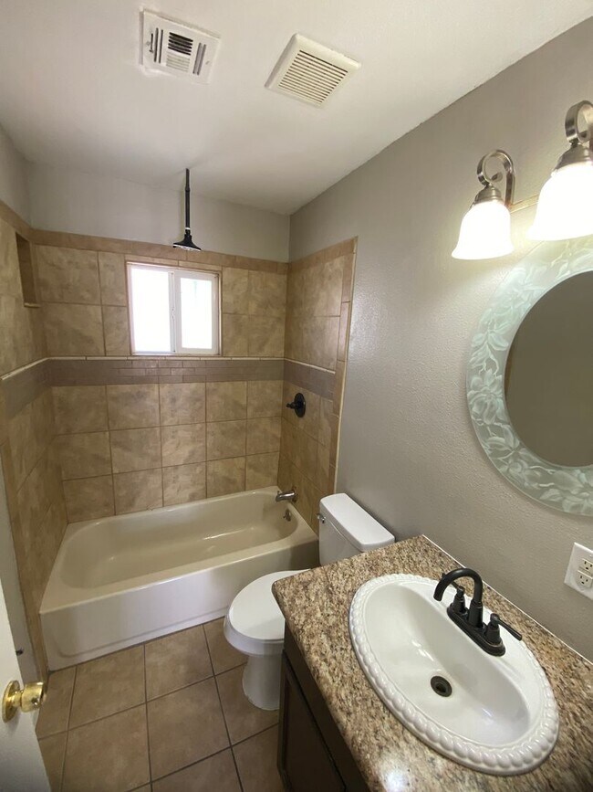 Building Photo - 2p2106