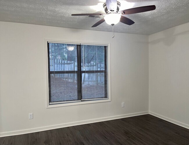 Building Photo - Spacious, Updated 3 Bed/2 Bath Ranch!