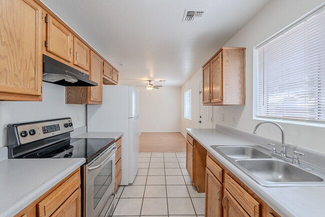 Building Photo - 402 N 101st Pl