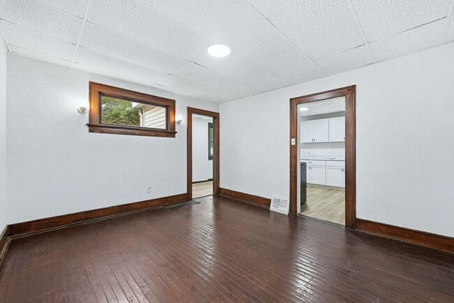 Building Photo - Freshly Updated 3BR Home