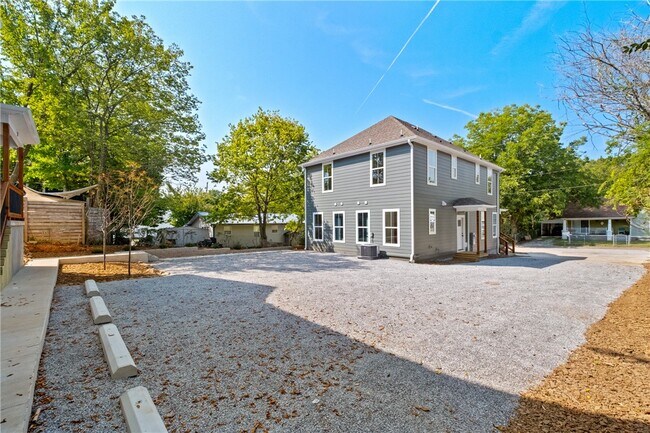 Building Photo - 588 N Willow Ave