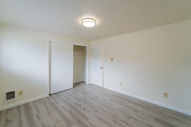 Building Photo - Davisson Tri-Plex