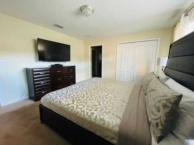 Building Photo - 4 bed 3 bath FULLY FURNISHED in Beautiful ...