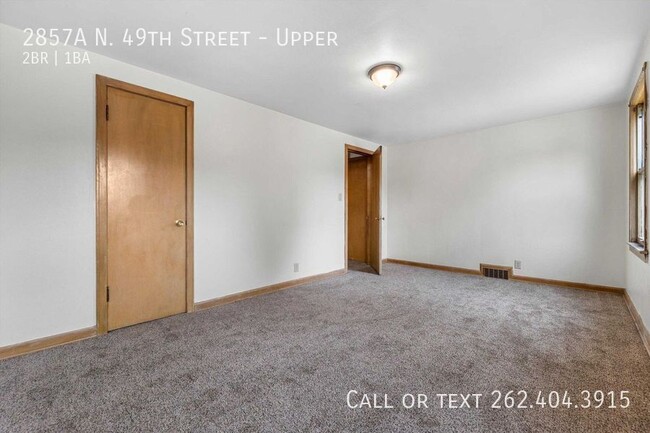 Building Photo - Two bedroom upper duplex in great Milwauke...