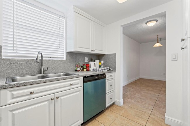 Building Photo - 9375 Fontainebleau Blvd