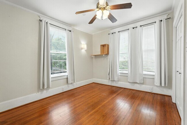 Building Photo - Beautiful 3-Bedroom Triplex in the Munger ...