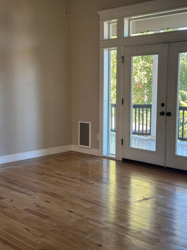 Building Photo - Amazing Price! Amazing Location!