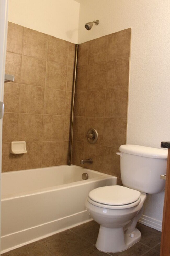 Building Photo - Beautiful 3 BR/3 1/2 BA Townhouse in Stonegate!!