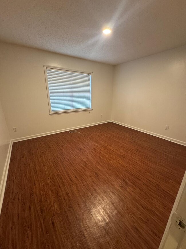 Building Photo - 136 Creek Commons Ave