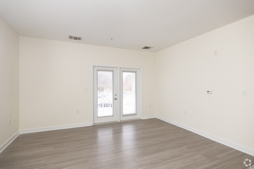 1BR, 1BA - 820SF - Living Room - Diamond North Apartments