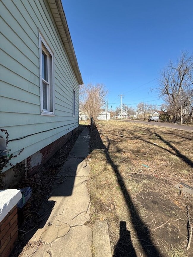 Building Photo - House for Rent 3 BR / 1 BA