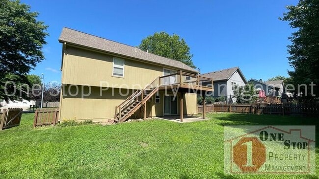 Building Photo - Stunning 3 Bedroom 2.5 Bathroom in Raymore!