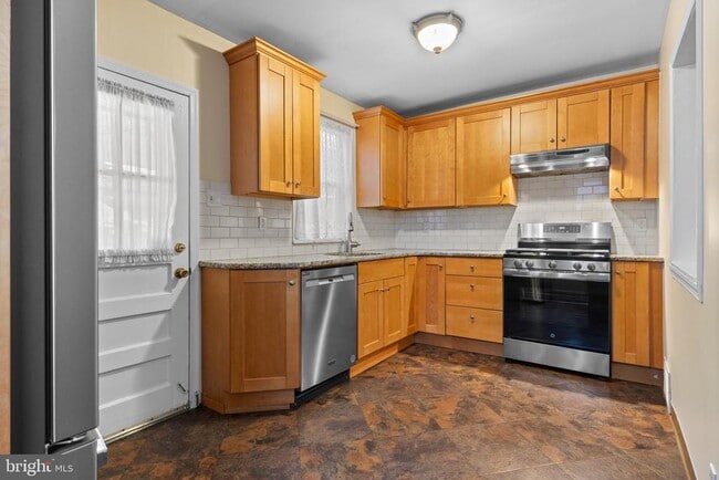 Building Photo - 134 Plant Ave