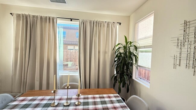 Building Photo - Charming 3 Bedroom Home in a Quiet Madera Neighborhood