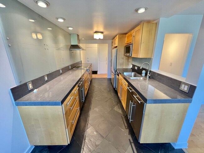 Building Photo - Modern 2 bedroom Gem Close to the Beach