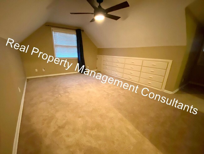 Building Photo - Unique 4-Bed Prairie Village Home