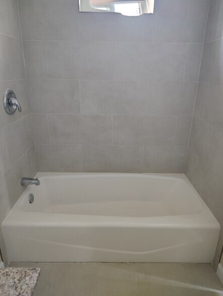 Building Photo - 966 Live Oak Cir