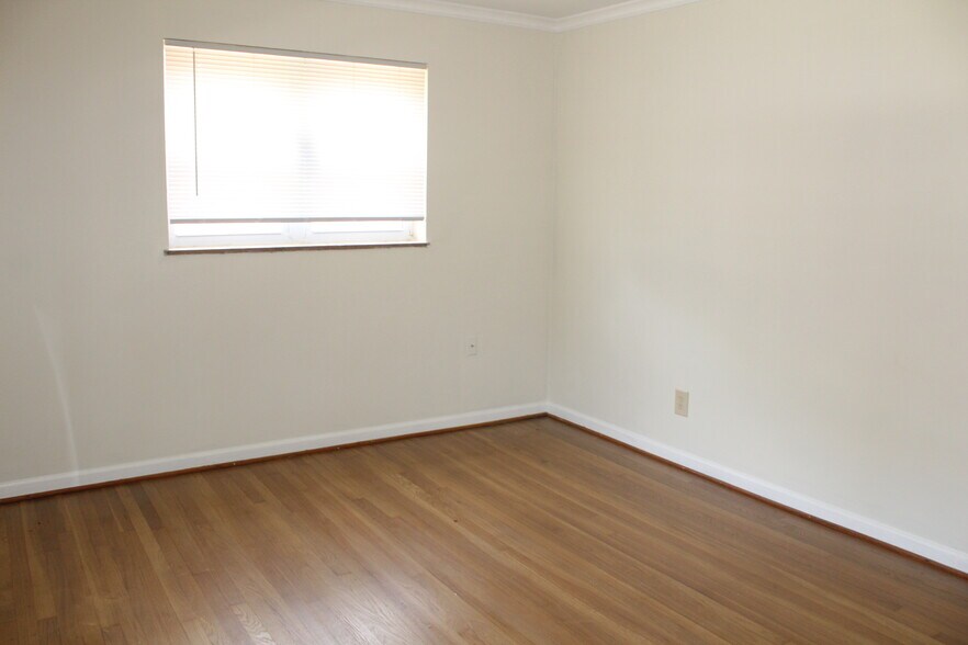 Building Photo - 1448 Elmwood Ave