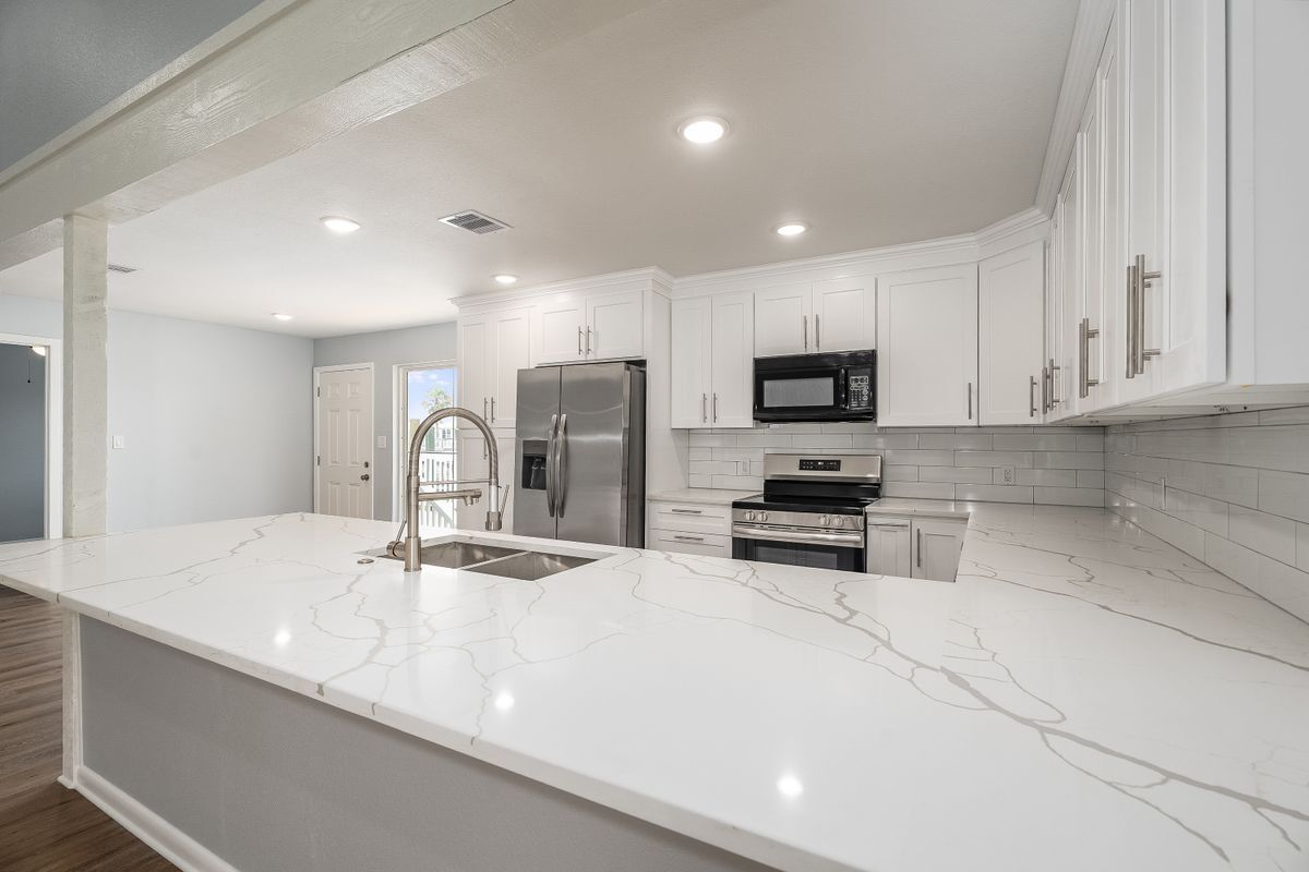 Building Photo - 901 Bonita Dr