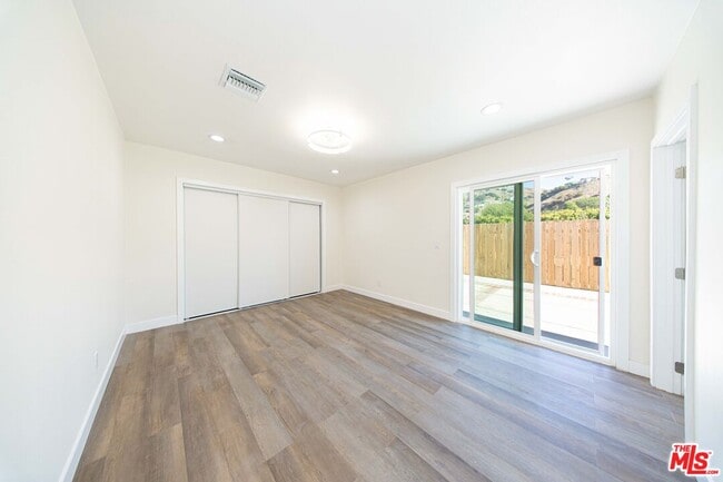 Building Photo - 8430 Glenoaks Blvd