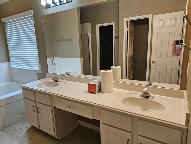 Building Photo - 27182 Kings Manor Dr S