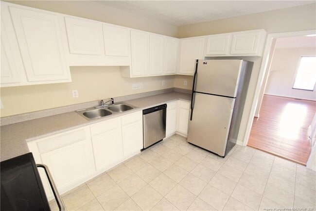 Building Photo - 328 Roundtree Dr