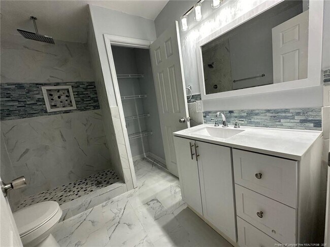 Building Photo - 929 Fleetwood Dr