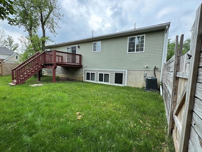 Building Photo - 3 Maple Vlg Ct