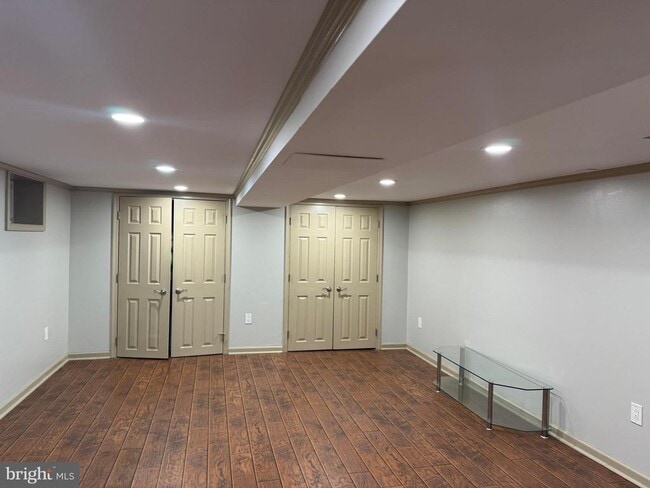 Building Photo - 725 W Mt Vernon St