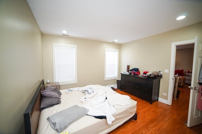 Building Photo - 6100 N Talman Ave