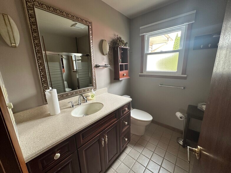 full main floor bathroom - 2828 S 11th Pl