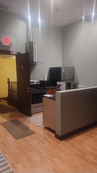 Building Photo - 327 Main St