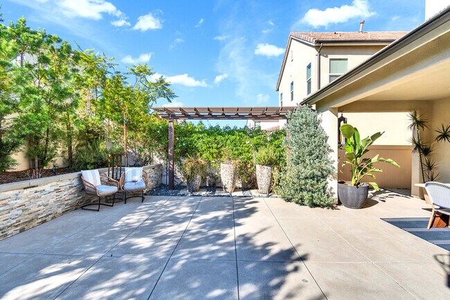 Building Photo - Light and bright 4 bedroom 3 bath beauty i...