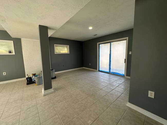 Building Photo - 5 Bedroom / 3 Bath Home Kingsport, TN