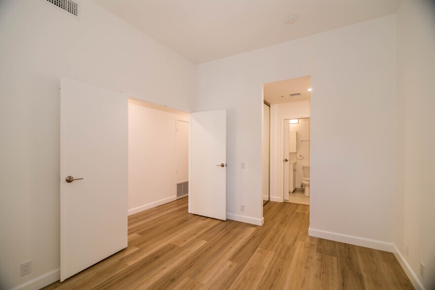Building Photo - 2601 S Broadmoor Dr