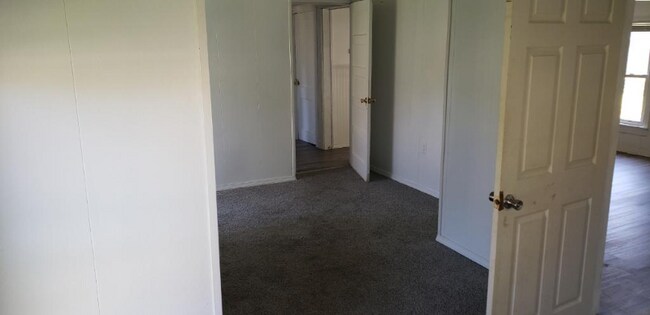 Building Photo - 502 Kanawha Ave S