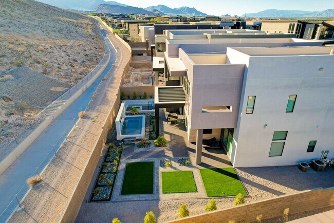 Building Photo - Mesa Ridge Luxury Oasis Feathertop