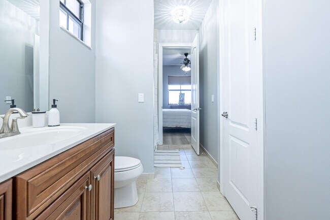 Building Photo - 8950 Lakeview Pl