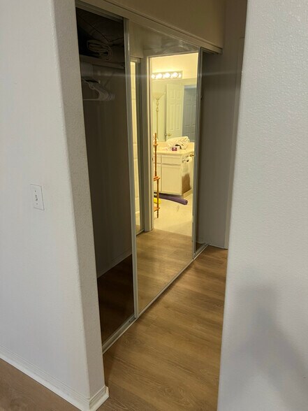 Building Photo - 3550 Bay Sands Dr