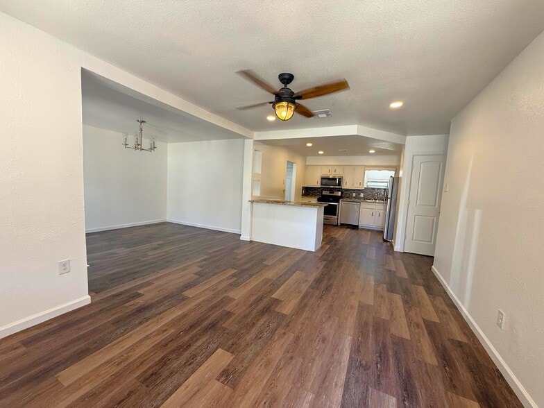 Primary Photo - 828 Horseshoe Dr