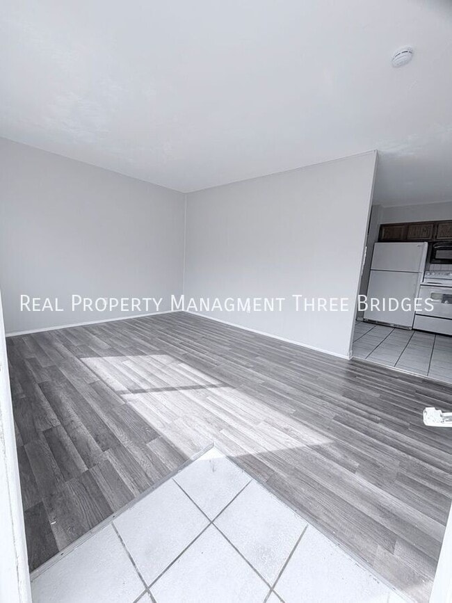 Building Photo - 241 Flora Dr