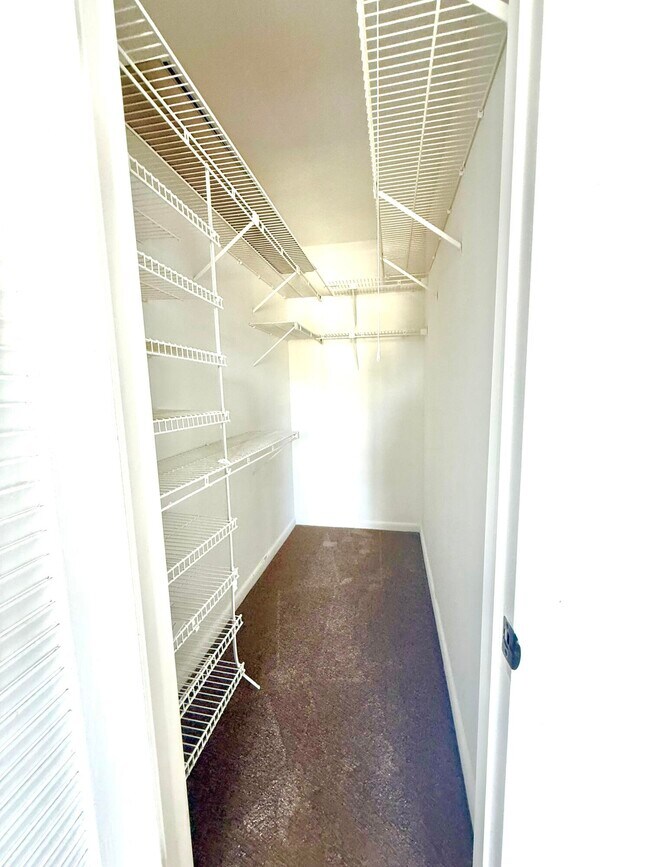 Building Photo - 402 Brighton J