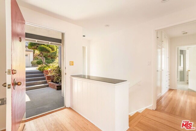 Building Photo - 2535 Ivanhoe Dr