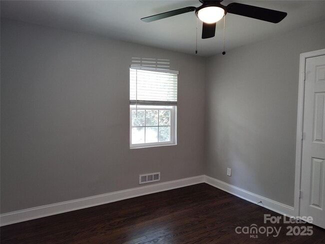 Building Photo - 3401 Bonaire Dr