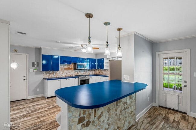 Building Photo - UPDATED MID-CENTURY MODERN HOME WITH SPECIAL CHARACTER