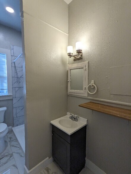 Building Photo - 534 E Sycamore St