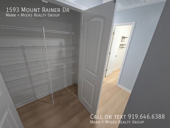 Building Photo - 1593 Mount Rainer Dr